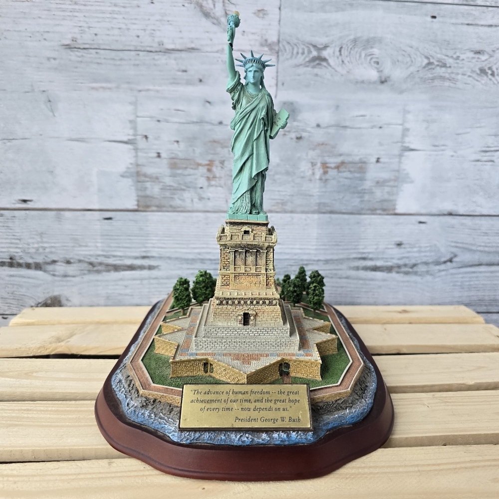 Danbury Mint 3D Lighted Statue of Liberty Figurine George Bush Lights Working